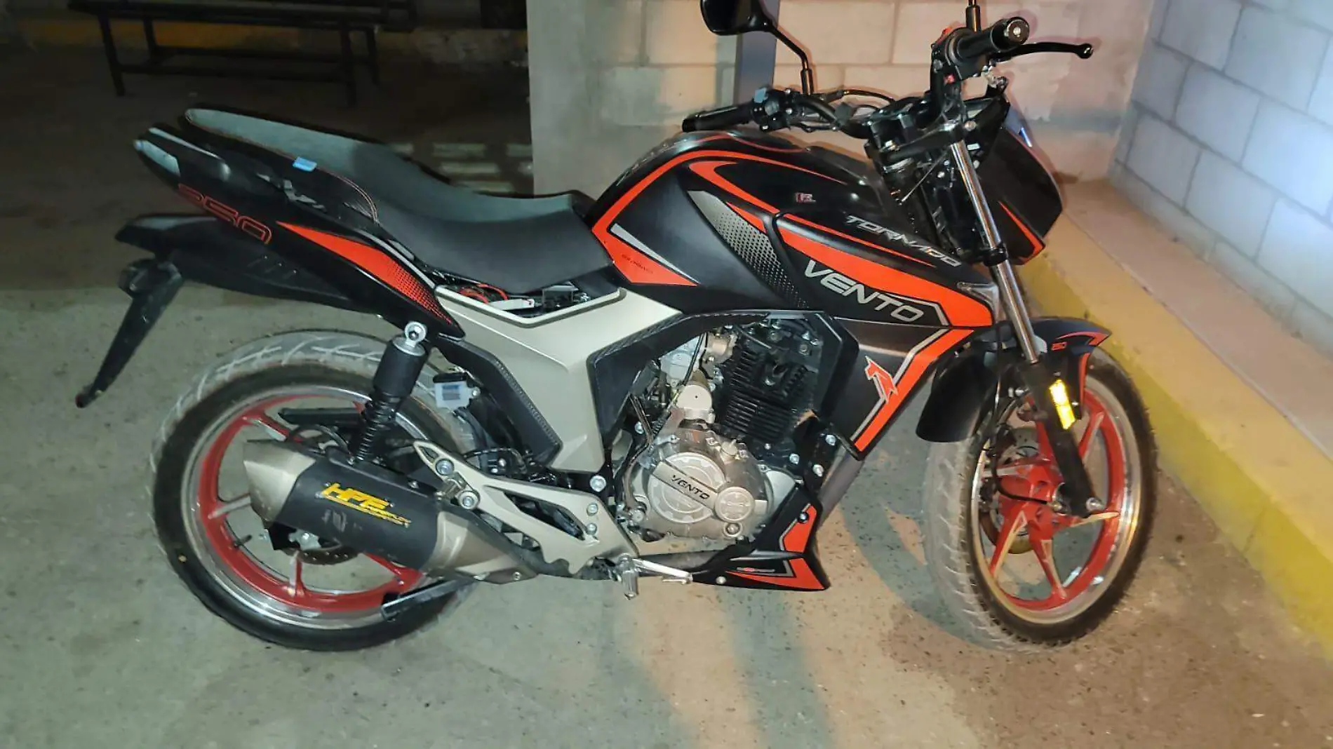 A bordo de la motocicleta Vento 2022 fue sorprendido armado, Raymond por la policía